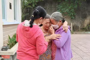 Giây phút đoàn tụ của bà Thủy (ở giữa) và người thân sau 19 năm mất tích.