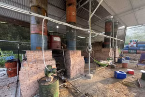 Lò nấu chưng cất dầu nhớt thải trái phép.