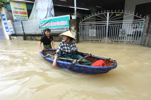 Nước ngập sâu, người dân xã Quỳnh Lâm phải đi lại bằng thuyền.