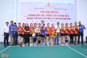Ban tổ chức trao giải Nhất cho đội bóng chuyền nữ Sở GD&ĐT tỉnh Quảng Trị.