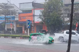 Mưa lớn khiến nhiều tuyến đường ở thành phố Vinh (Nghệ An) bị ngập sâu.