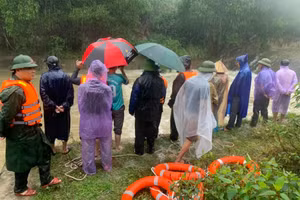 Lực lượng chức năng tìm kiếm nạn nhân mất tích khi đi đánh cá tại xã Hưng Yên Nam.