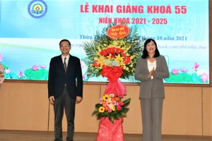 TS. Đỗ Thị Xuân Dung - Phó Giám đốc Đại học Huế tặng hoa chúc mừng Trường Đại học Kinh tế.