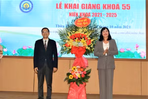 TS. Đỗ Thị Xuân Dung - Phó Giám đốc Đại học Huế tặng hoa chúc mừng Trường Đại học Kinh tế.