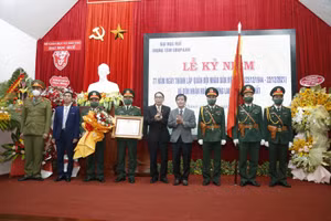 Ông Nguyễn Văn Phương - Chủ tịch UBND tỉnh Thừa Thiên Huế đã trao tặng Huân chương Lao động hạng Nhất cho Trung tâm GDQP&AN ĐH Huế.