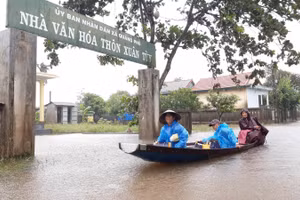 Một số người dân đã dùng phương tiện ghe thuyền để di chuyển.