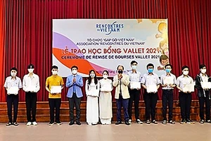 Trao học bổng Vallet cho 229 học sinh, sinh viên có thành tích xuất sắc.