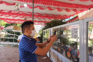 Người dân thực hiện khai báo y tế trước khi vào Thừa Thiên Huế.