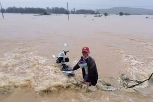 Hai thanh niên dũng cảm lao mình xuống dòng lũ cứu người.