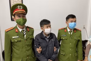 Đối tượng Lê Vĩnh Phong bị bắt tạm giam về hành vi mua bán trái phép hóa đơn chứng từ.