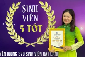 Trần Thị Trang Phượng nhận danh hiệu “Sinh viên 5 tốt”.