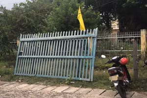 Chiếc cổng sắt đè lên người khiến bé trai tử vong.