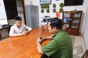 Nguyễn Đại Vỹ tại cơ quan công an sau khi khiêu khích, ném bột ớt vào CSGT.