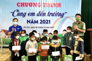 Chương trình “Cùng em đến trường” trao tặng học bổng, đồ dùng học tập... cho học sinh khó khăn.