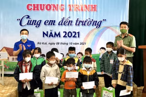 Chương trình “Cùng em đến trường” trao tặng học bổng, đồ dùng học tập... cho học sinh khó khăn.