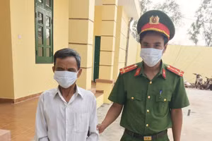 Đối tượng Võ Tiến Trung (bên trái) bị bắt giữ sau thời gian dài thay tên, đổi họ để lẩn trốn.