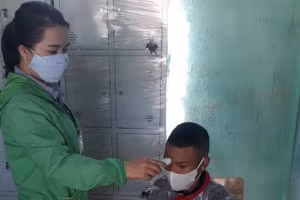 Kiểm tra thân nhiệt của học sinh ở Trường PTDTBT Tiểu học - THCS Tu Mơ Rông