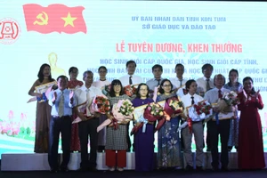 Lãnh đạo tỉnh Kon Tum tuyên dương, khen thưởng giáo viên dạy giỏi cấp tỉnh lần thứ IX năm học 2020-2021.