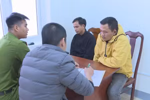 Tài và Sơn tại cơ quan công an.