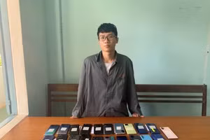 Trần Vũ Tuấn cùng tang vật. Ảnh: Cơ quan công an.