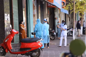 Lực lượng y tế điều tra dịch tễ để khoanh vùng, tránh dịch bệnh lây lan.