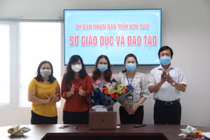 Lãnh đạo ngành giáo dục gặp mặt, tặng hoa cho nữ giáo viên người Brâu trẻ nhất trúng cử Đại biểu Quốc hội.