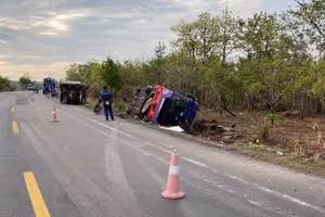 Xe khách giường nằm bị lật khiến 31 hành khách bị thương.