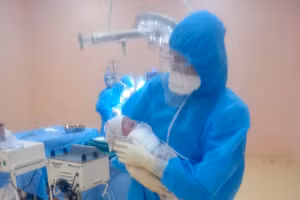 Thai nhi của sản phụ mắc Covid-19 được phẫu thuật lấy ra thành công tại Bệnh viện dã chiến điều trị cho bệnh nhân Covid-19 tỉnh Gia Lai.