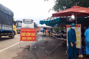 Chốt kiểm dịch Covid-19 trên Quốc lộ 14 từ Đắk Lắk về Gia Lai.