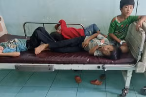 Sau khi ăn cưới, hơn 100 người trong đó có nhiều em nhỏ nghi ngộ độc thực phẩm phải nhập viện.