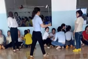 Hàng chục công nhân có triệu chứng đau đầu, nôn ói sau khi ăn trưa.