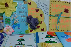 Những tấm thiệp học sinh Trường Tiểu học xã Mường Hoong làm gửi tặng các chú bộ đội nhân ngày 22/12.