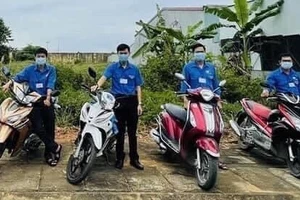 Nhiều tình nguyện viên tham gia làm "shipper áo xanh" giúp người dân đi chợ.