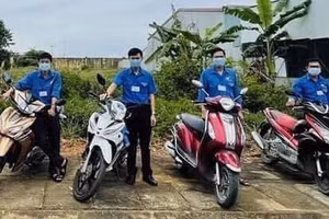 Nhiều tình nguyện viên tham gia làm "shipper áo xanh" giúp người dân đi chợ.