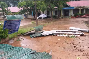 Trường học bị hư hỏng sau một trận mưa lớn kèm lốc xoáy.