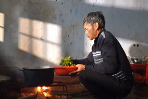 Thầy A Phiên chăm lo từng bữa ăn cho học sinh.