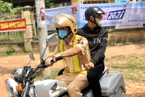 Lực lượng CSGT kịp thời hỗ trợ thí sinh tại điểm thi.