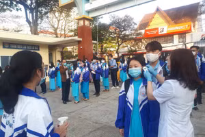 Trường THPT Chuyên Hùng Vương đo thân nhiệt, sát khuẩn cho học sinh trước khi vào trường.