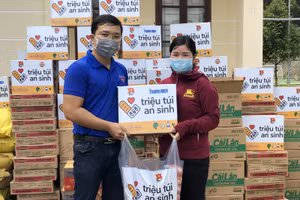 Chương trình "Triệu túi an sinh" được trao cho những người dân có hoàn cảnh khó khăn bị ảnh hưởng bởi dịch Covid-19.