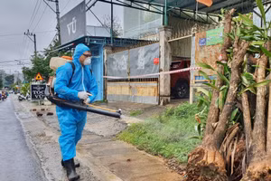 Lực lượng chức năng phun khử khuẩn. Ảnh minh họa..