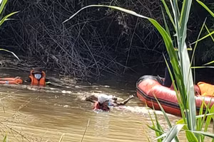 Sau 4 ngày tích cực tìm kiếm, lực lượng chức năng đã tìm thấy thi thể 2 cháu bé bị nước cuốn trôi.