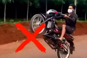 Nhóm thanh thiếu niên tụ tập chạy xe bốc đầu trên đường bị xử phạt 23 triệu đồng. Ảnh: Công an Đăk Đoa.