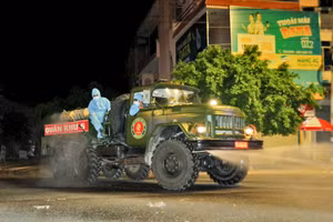 Sư đoàn BB2 (QK5) phun khử khuẩn tại Thị trấn Phú Túc và huyện Ia Pa. Ảnh: N.S.