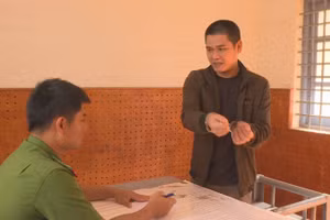 Trương Công Định ra đầu thú sau gần 12 năm lẩn trốn.