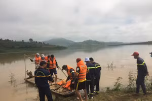 Lực lượng chức năng tích cực tìm kiếm 2 học sinh bị nước cuốn trôi.