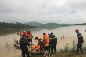 Sau 2 ngày tích cực tìm kiếm lực lượng chức năng đã tìm thấy thi thể 2 học sinh.