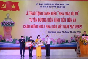 Lãnh đạo tỉnh Kon Tum trao danh hiệu “Nhà giáo ưu tú” do Chủ tịch nước phong tặng cho thầy Nguyễn Xuân và cô giáo Nguyễn Thị Hoàn.