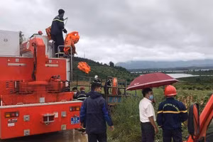 Lực lượng chức năng tìm kiếm 2 người mất tích.