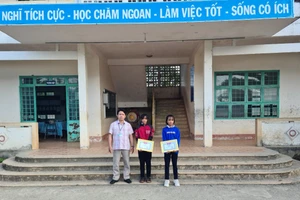 Trường TH&THCS xã Đăk Plô tặng giấy khen cho hai em học sinh nhặt được của rơi, trả lại người mất.