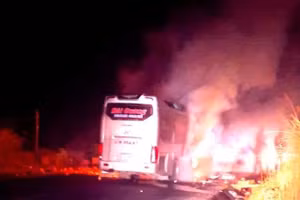 Xe khách giường nằm bốc cháy dữ dội khi đang lưu thông.